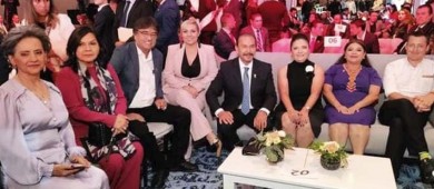 Entregan al alcalde Leggs Castro el galardón por las mejores prácticas de gobiernos locales