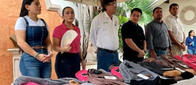 Recibe alcalde Leggs Castro donación de 200 mochilas por parte del sector empresarial