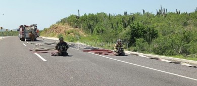 Restringen paso en carretera CSL - La Paz, por volcaduras de pipa
