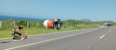Restringen paso en carretera CSL - La Paz, por volcaduras de pipa