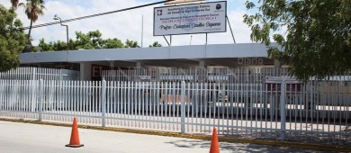 Maestros de primaria y secundaria imparten clases en patios por fallas eléctricas en planteles
