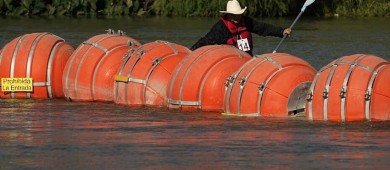 Juez federal ordena a Texas retirar boyas en la frontera con México