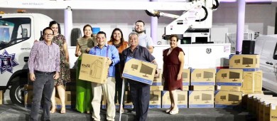 Entrega alcaldesa parque vehicular y equipo de cómputo a las direcciones municipales