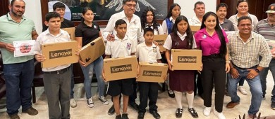 Con el compromiso de mejorar la calidad de vida, entrega apoyos alcalde Oscar Leggs a distintos sectores de la población en Los Cabos