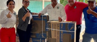 Encabeza Leggs Castro la entrega de mochilas con útiles escolares