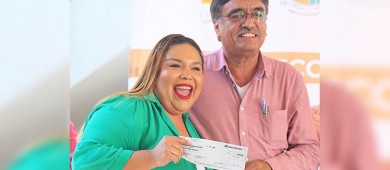 Entrega el alcalde Leggs Castro 20 apoyos en materia de salud a población de Los Cabos