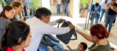 Continua la campaña “Unidos Somos Útiles”; se entregaron 350 mochilas con útiles para estudiantes de Miraflores, Santiago y La Ribera