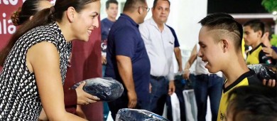 Entrega Alcaldesa uniformes a los seleccionados de paratletismo y boccia