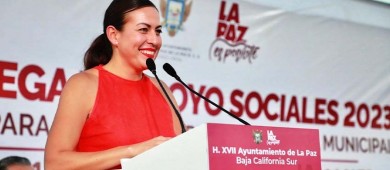 Ayuntamiento de La Paz entrega apoyos sociales a 230 familias