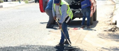 Continúan los trabajos de deshierbe en camellones de bulevares de La Paz