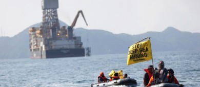 Greenpeace México protesta contra minería submarina; coloca manta en buque en Manzanillo