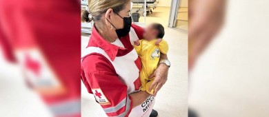 Dentro de una caja abandonaron a una bebe recién nacida en La Paz