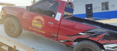 Son detenidas tres personas en posesión de un arma y envoltorios con sustancias ilícitas