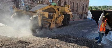 Inicia reencarpetado de calle topete en Todos Santos