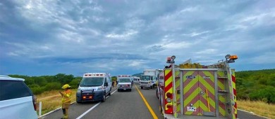 Dos lesionados tras choque de transportadora y camión de carga en Los Cabos