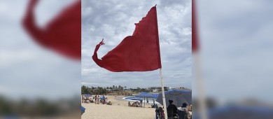 Alerta en playas de Los Cabos ante oleaje por fenómeno meteorológico, izan bandera roja