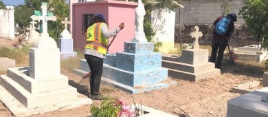 Continúa Servicios Públicos con trabajos de limpieza en el panteón de Los San Juanes