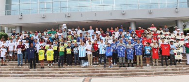 Entrega mesa de seguridad uniformes a jóvenes que se disputarán en torneo de fútbol la copa “PAZifica”