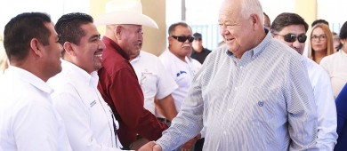 Entrega gobernador Castro Cosío concesiones en modalidad de taxi en Loreto