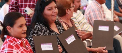 Gobierno de BCS entrega títulos de propiedad a familias del ejido Palo Bola