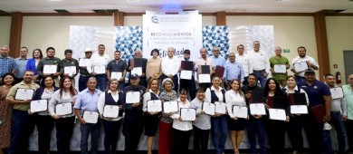 UABCS reconoce trayectoria de trabajo de su personal administrativo