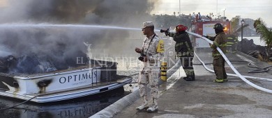 Incendio en Marina Palmira deja 4 embarcaciones semi hundidas y una a flote