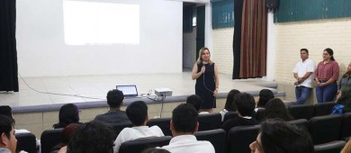 Maestrantes de la UABCS promueven cuidado ambiental entre estudiantes de preparatoria