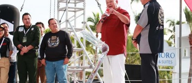 Castro Cosío encargado de dar el banderazo de salida de la internacional Baja 1000, en La Paz