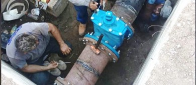 OOMSAPAS La Paz lleva a cabo reparaciones por fuga de tubería para suministrar agua en zona Centro