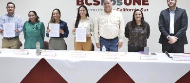 Reitera la alcaldesa de La Paz su apoyo al desarrollo profesional de los jóvenes