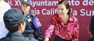 Anuncia la alcaldesa de La Paz bono de riesgo para policías municipales en 2024