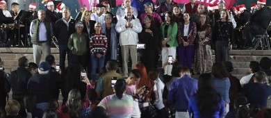 Enciende Castro Cosío iluminación navideña: “Sientan la esperanza por una vida mejor”
