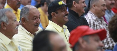 Entrega gobernador Castro Cosío 180 títulos a concesionarios del transporte público de La Paz