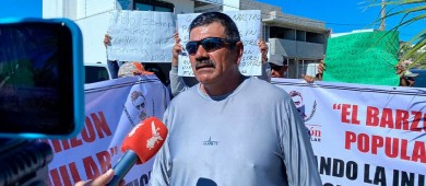 Trabajadores de El Piojillo exigen pago al director de API; instalan campamento afuera de su casa “hasta que pague”