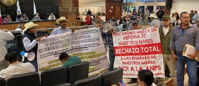 Se encadenan ejidatarios a las puertas del Congreso del estado