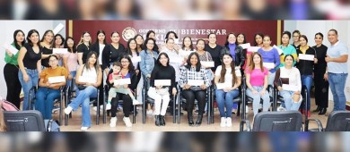 Entrega IMM 34 apoyos económicos del Programa Madres Jóvenes Estudiantes