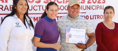Entrega Ayuntamiento de La Paz apoyos sociales en San Juan de la Costa