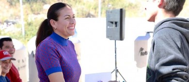 Entrega Ayuntamiento de La Paz apoyos sociales en San Juan de la Costa