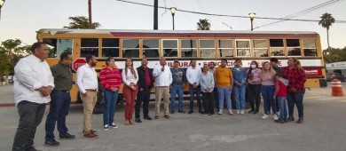 Entrega gobernador Castro Cosío camión para estudiantes de Miraflores