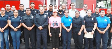 Entrega Ayuntamiento de La Paz una unidad extintora al Cuerpo de Bomberos