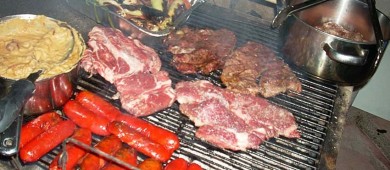 Mexicanos prefieren carnes rojas y ultraprocesados, por encima de frijol y maíz: expertos