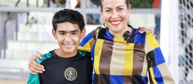 Entrega la alcaldesa de La Paz cancha de fútbol en la colonia Misioneros