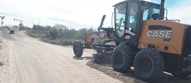 Continúa Servicios Públicos con nivelación de calles de terracería en colonias de La Paz