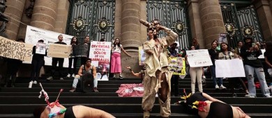 Activistas protestan para exigir que Congreso capitalino prohíba corridas de toros