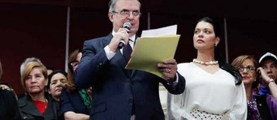 Ebrard se registra como candidato al Senado por la coalición Sigamos Haciendo Historia