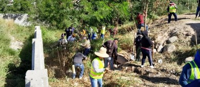 Realizan limpieza de accesos del tanque elevado de la colonia Colina de la Cruz