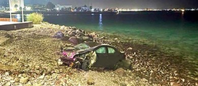 Destrozó su automóvil y mobiliario urbano