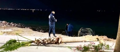 Destrozó su automóvil y mobiliario urbano