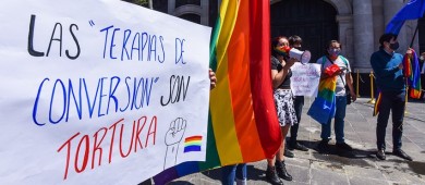 Diputados aprueban prohibir terapias de conversión; '¡No es una enfermedad!'