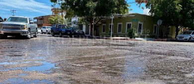 “Nadie nos atiende”: Vecinos de colonia Centro tienen 6 días reportando una fuga de agua